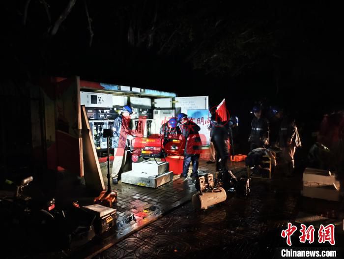 防抗强降雨 福建电力部门全力抢修保供电